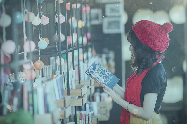 MBTIの正確なタイプを知るために勉強している女性